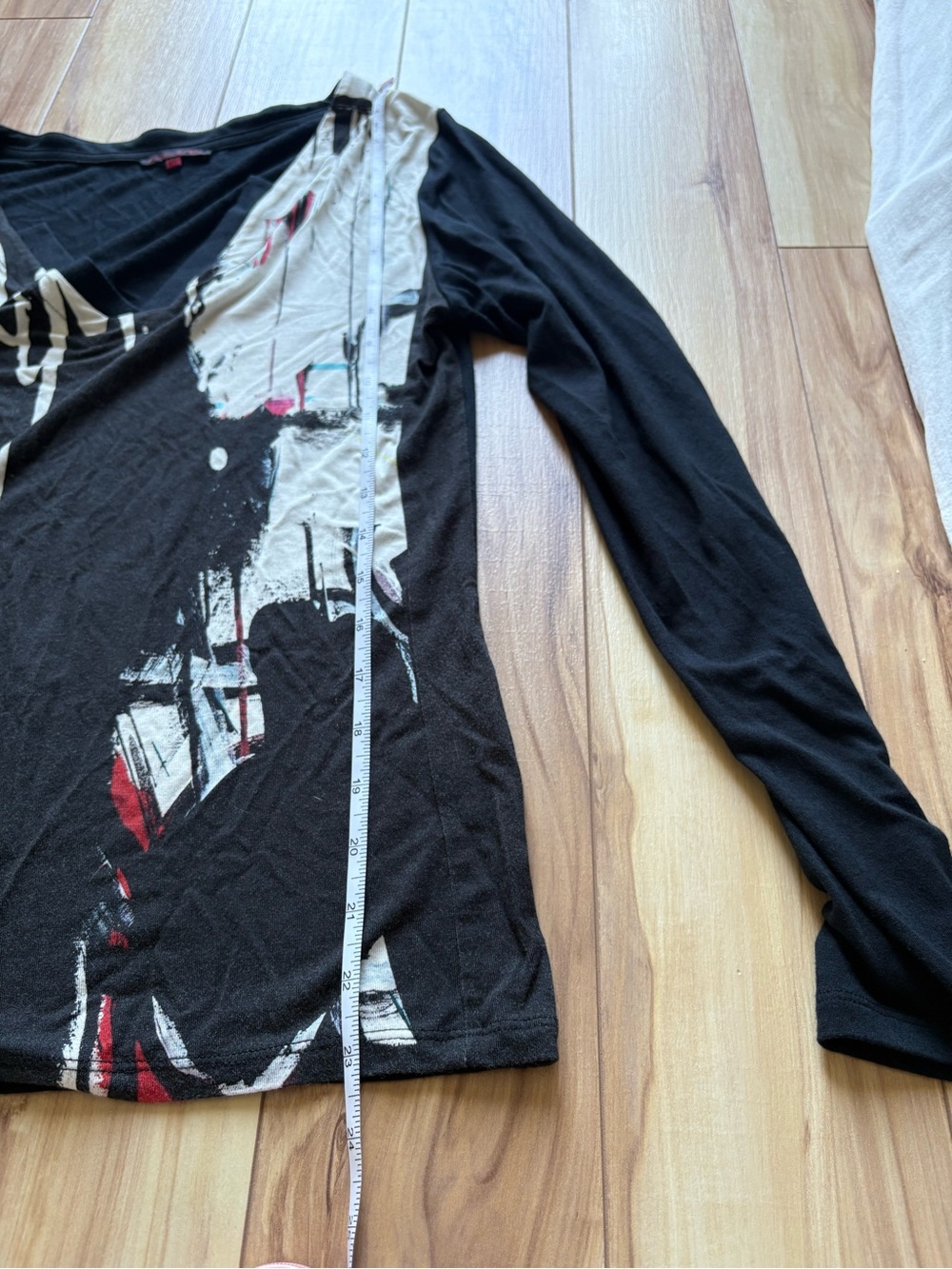 Aventures des Toiles French Art To Wear Painterly Graphic V-Neck Top Mixed Media - Picture 7 of 7
